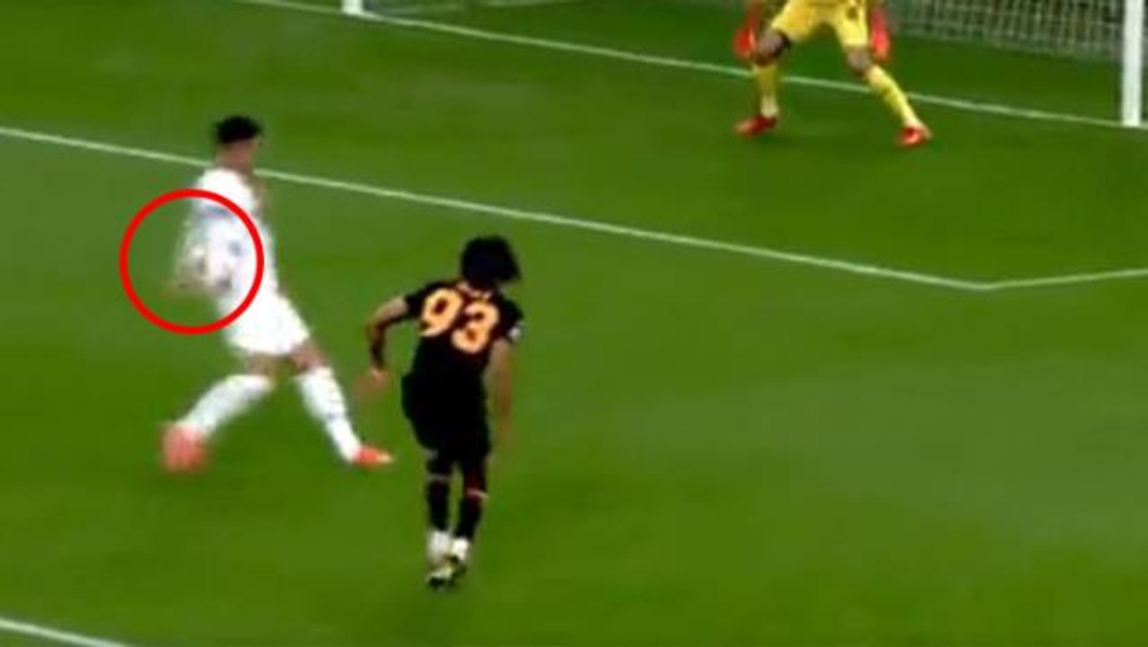 Polonyalı hakem bu eli nasıl görmez! İşte G.Saraylı futbolcuların penaltı beklediği pozisyon