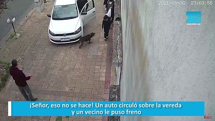 ¡Señor, eso no se hace! Un auto circuló sobre la vereda y un vecino le puso freno
