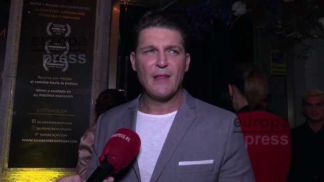 Manu Tenorio nos cuenta qué le parece que se haya suspendido el homenaje a Álex Casademunt