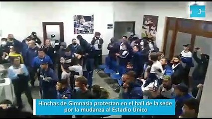 Hinchas de Gimnasia protestan en el hall de la sede por la mudanza al Estadio Único