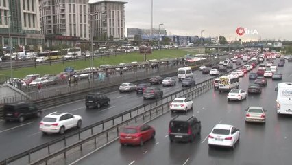 İstanbul'da yağış trafikte yoğunluk oluşturdu