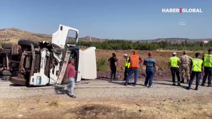 Kilis'te, otomobil ile tır çarpıştı: 4 ölü, 2 yaralı