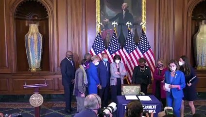 Biden firma un proyecto de ley de financiación para evitar el colapso económico