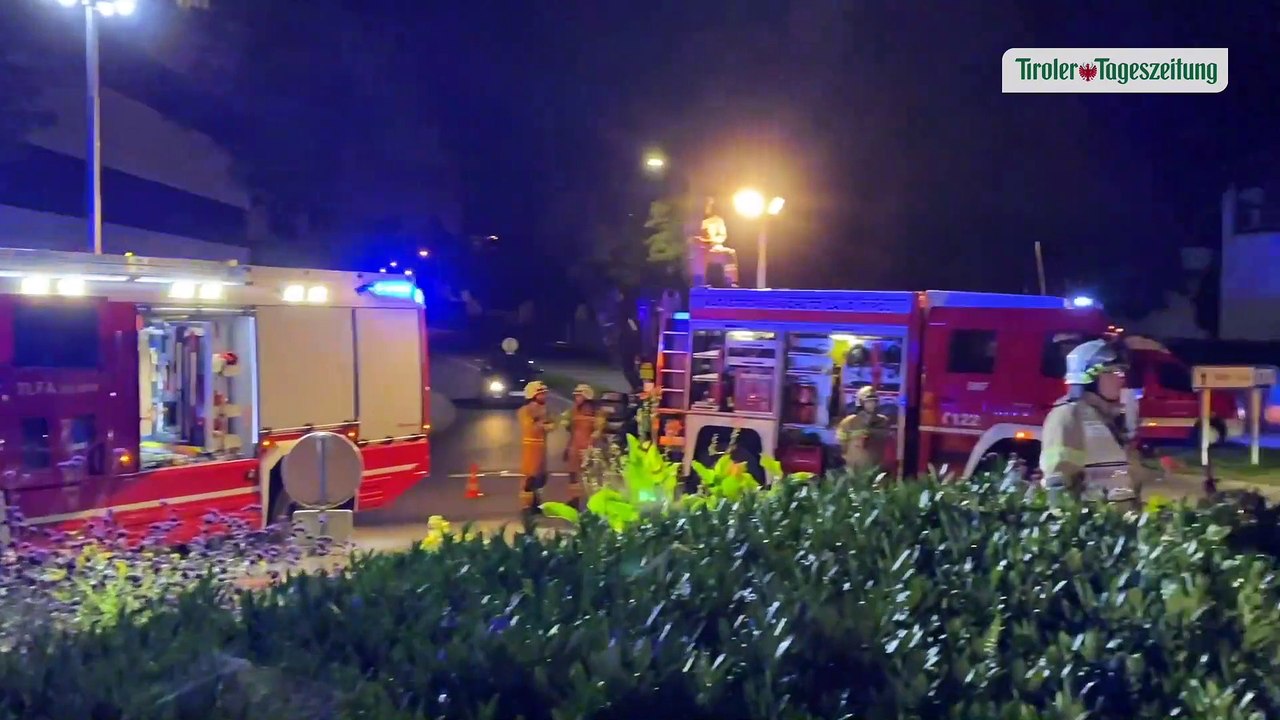 Auto prallte auf Schwazer Kreisverkehr gegen Laterne