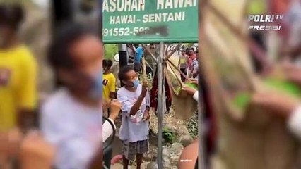 Presiden Beli Tas Noken di Pinggir Jalan Setibanya di Sentani, Jayapura