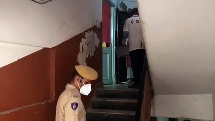 कपड़ा व्यवसायी दम्पती व दो पुत्रियाें की संदिग्ध हालात में मौत, बंद फ्लैट में मिले चारों के शव
