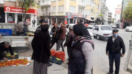 Zabıtayı görünce eline aldığı sopayla diğer seyyar satıcının üzerine yürüdü