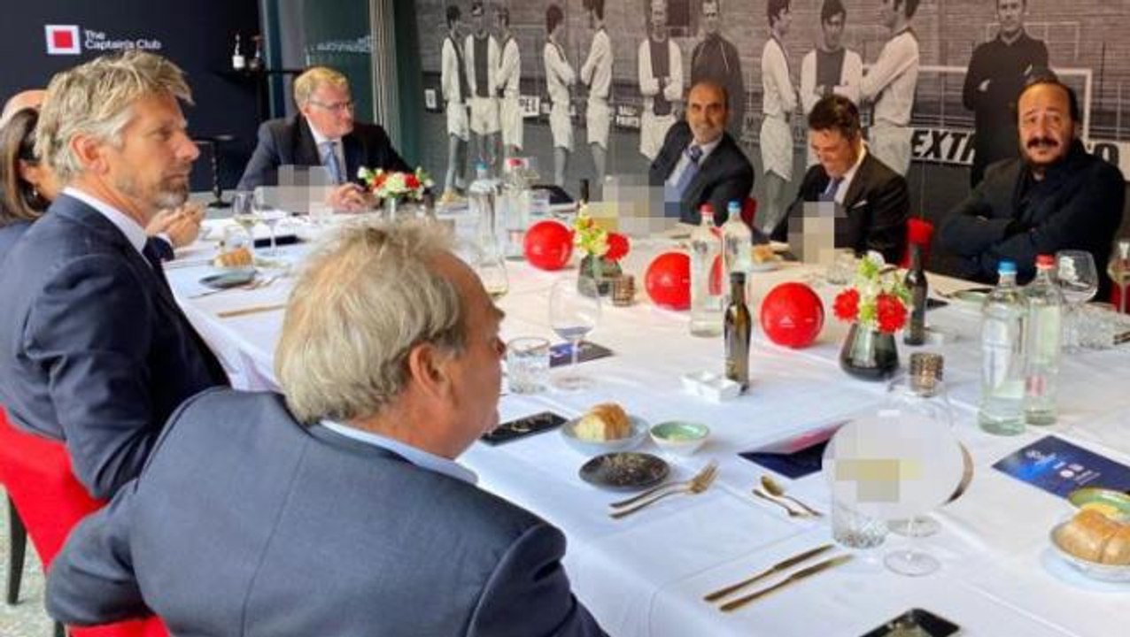 Beşiktaş'ın sadece ödediği faizleri duyan Ajaxlı yöneticilerin ağzı açık kaldı