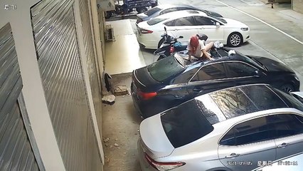 Une femme tombe du balcon en faisant l'amour et atterrit sur une voiture (Taïwan)