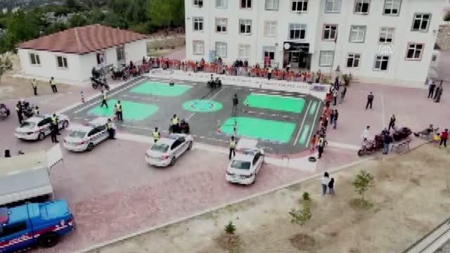 Akseki'de jandarmadan öğrencilere uygulamalı trafik eğitimi