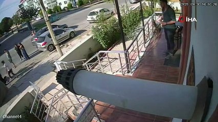 Fırlattığı bıçak isabet etmeyince, koşup yakalayarak sırtına sapladı