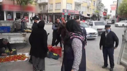 Zabıtayı görünce eline aldığı sopayla diğer seyyar satıcının üzerine yürüdü