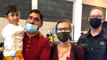 نجاح الجهود في لم شمل طفل أفغاني بأسرته التي فقدها في كابل