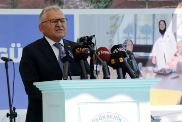 "Ulu Çınarlar Korosu" Yaşlılar Günü'nde hem eğlendi hem eğlendirdi