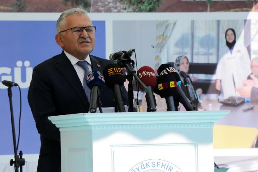 "Ulu Çınarlar Korosu" Yaşlılar Günü'nde hem eğl...