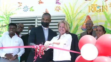 Responsab yo nan Fondasyon Digicel inogire lekòl Institution Mixte Notre Dame de l'Assomption