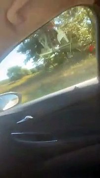 Etats-Unis: Un pilote pose en urgence son avion sur la route dans le Michigan après des problèmes techniques - Aucune personne blessée - VIDEO