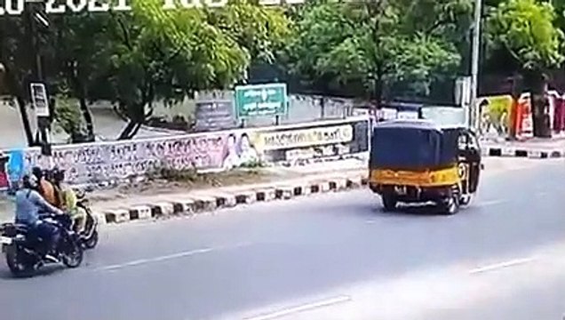 மதுரை கமிஷ்னர் ஆபிஸ் அருகே செயின் பறிப்பு .. ஆட்டோவிற்கு கைமாறும் செயின்.. புதிய ஆதாரம்.. வைரல் வீடியோ