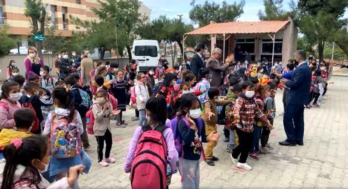 OKUL ÇIKIŞI ÖNCE İSTİKLAL MARŞI'NI SÖYLEDİLER, ARDINDAN ROMAN HAVASI OYNADILAR