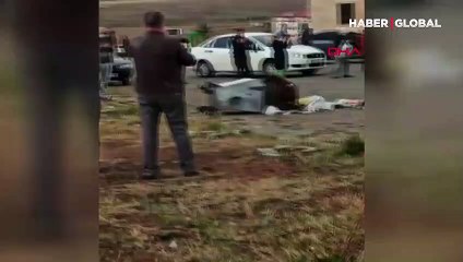 Bozayı çöpü karıştırdı, vatandaşlar özçekim yaptı