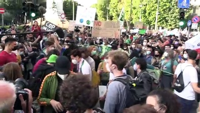 Milano, migliaia per il Fridays For Future. Greta e Vanessa guidano il corteo e ballano 'Bella ciao'