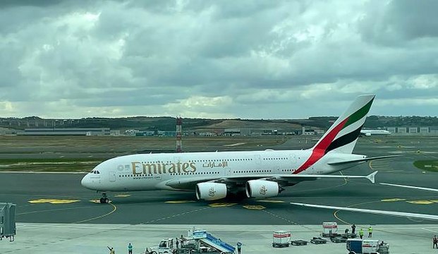 Dünyanın en büyük yolcu uçağı yla İstanbul Havalimanı'na ilk tarifeli uçuş gerçekleştirildi