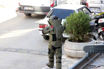 Kaldırımda bulunan şüpheli valiz fünye ile patlatıldı