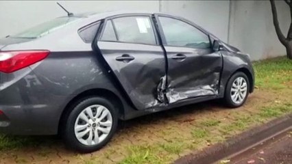 Carros se envolvem em colisão na Rua Belo Horizonte com a Rua Manoel Ribas