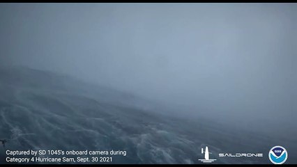 Impresionantes imágenes captó un drone que se metió dentro de un huracán categoría 4