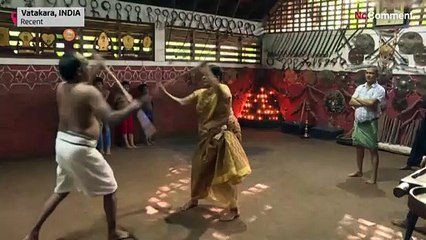 شاهد: جدة هندية تمارس ببراعة رياضة "كالاري" التراثية للدفاع عن النفس