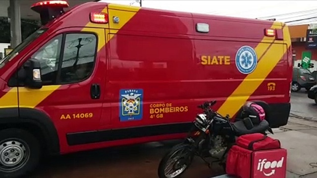 Mulher de 26 anos fica ferida após colisão entre moto e caminhonete na Rua Rio Grande do Sul