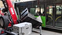 Kontrolsüz kapanan yük asansörü, yolcu dolu halk otobüsüne çarptı: 1 yaralı