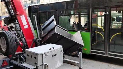 Kontrolsüz kapanan yük asansörü, yolcu dolu halk otobüsüne çarptı: 1 yaralı