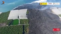Un dron sobrevuela la colada y el terreno ganado al mar por la lava en el volcán de La Palma