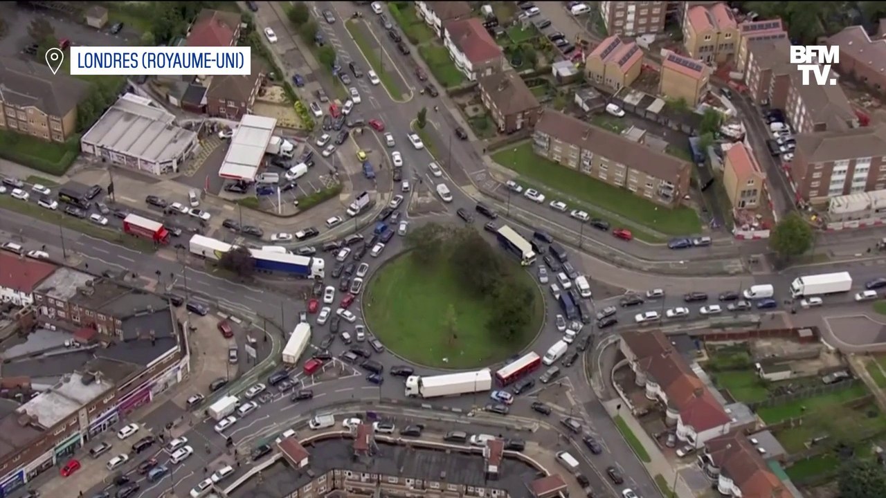Les images des impressionnants bouchons créés par les files d'attentes aux stations essences londoniennes