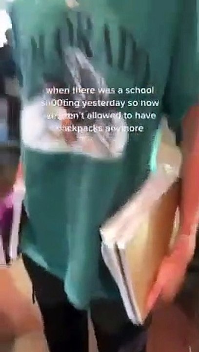 Des lycéens n'ont plus le droit d'utiliser de sac à dos pour raison de sécurité et improvisent... très drôle
