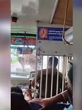 Un éléphant en colère charge un bus... Impressionnant