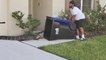 Un homme capture un alligator avec une poubelle