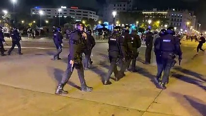 Els Mossos avancen cap a Plaça Universitat / Guillem Ramos
