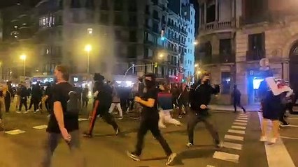 Corredisses en direcció a Plaça Universitat / Carme Rocamora