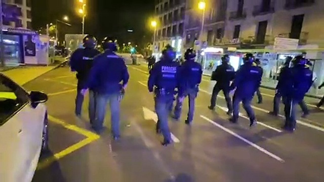 Els Mossos avancen en direcció a Plaça Universitat / Guillem Ramos