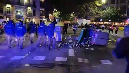 Tải video: Actuació dels Mossos durant la manifestació dels CDR per l11-O/ Guillem Ramos