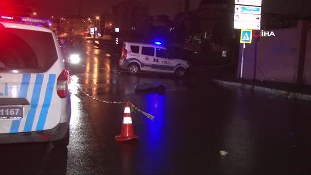 Çorba içmek için yolun karşısına geçmeye çalışan 3 kişi, otomobil çarpması sonucu hayatını kaybetti