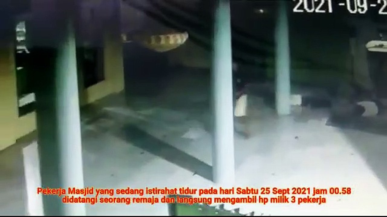 Aksi Maling HP di Masjid Terekam CCTV