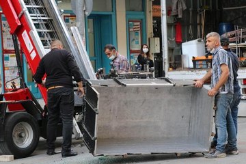 Yük asansörü belediye otobüsüne çarptı: 1 yaralı