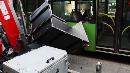 Yük asansörü belediye otobüsüne çarptı: 1 yaralı