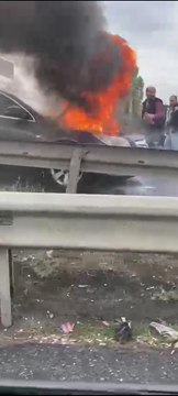 GAZİOSMANPAŞA'DA OTOMOBİLDEKİ YANGINI DİĞER SÜRÜCÜLER SÖNDÜRDÜ