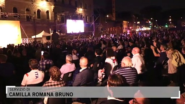 Roma, Grillo a Raggi: Se perderai non sparirai dal Movimento . Ma la piazza protesta