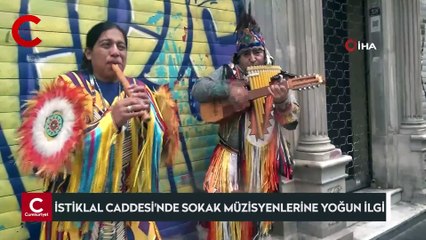İstiklal Caddesi'nde Kızılderili kıyafetli sokak müzisyenlerine yoğun ilgi