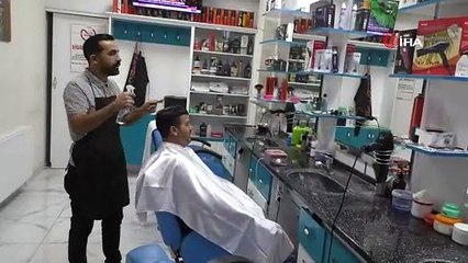 Müşterilerini keman ve viyola eşliğinde tıraş ediyor